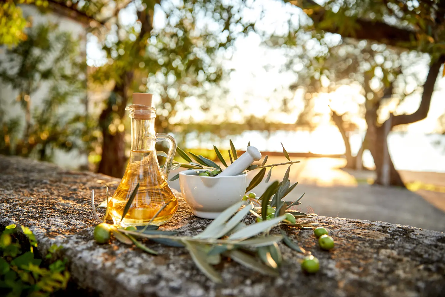 Huile d'olive avec olives fraîches sur bois rustique par Union Globale Trade UG